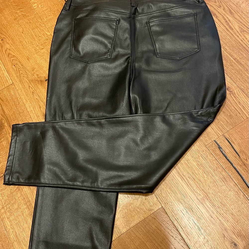 CHICO’S SOFT BUTTERY LEATHER LOOKS SO REAL